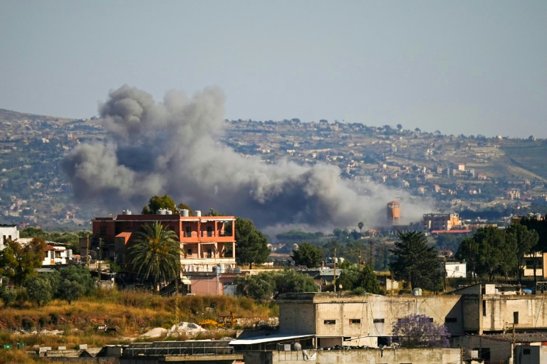 La fumée d'une frappe aérienne israélienne sur le village de Zawtar al-Sharkiyeh, le 4 juin 2026 dans le sud du Liban