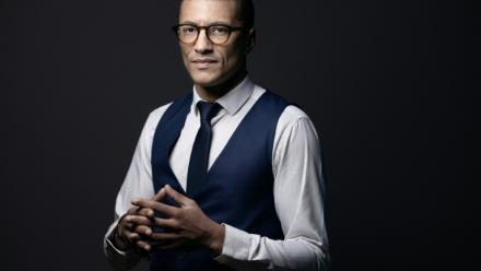 Le maire de Saint-Ouen, Karim Bouamrane, pose le 15 février 2024 dans son bureau à Saint-Ouen