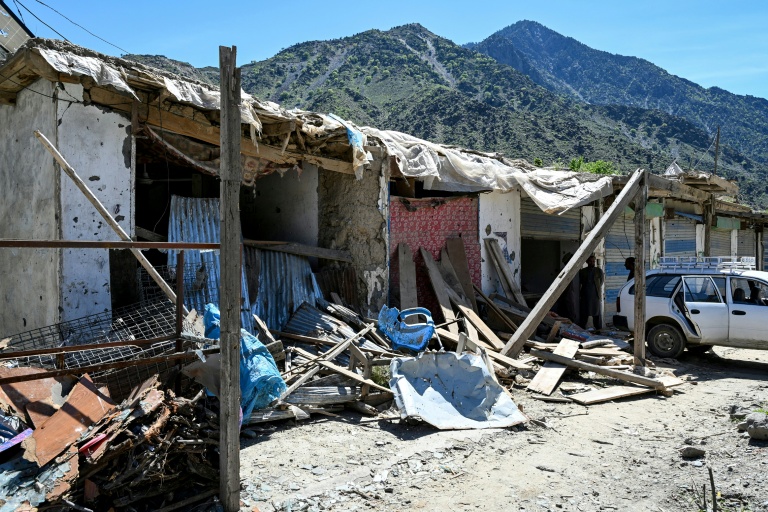 Des magasins endommagés dans le village afghan de Barikot après avoir été touchés par un obus de mortier pakistanais lors d'un affrontement entre les forces de sécurité talibanes et les forces pakistanaises sur un marché près de la frontière entre le Pakistan et l'Afghanistan, le 13 avril 2026 dans la province de Kunar