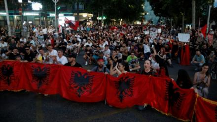 Manifestation contre un hôtel de luxe lié à la famille Trump, à Tirana en Albanie le 8 juin 2026