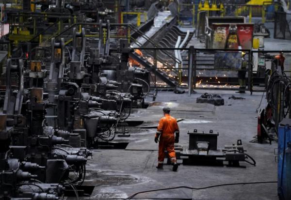 Salarié de British Steel, à Scunthorpe, dans Lincolnshire, dans l'est de l'Angleterre, le 17 avril 2025. 