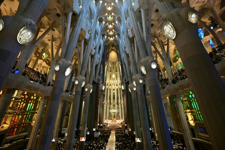 Des fidèles assistent à une messe solennelle présidée par le pape Léon XIV à la basilique de la Sagrada Familia, le 10 juin 2026 à Barcelone, en Espagne