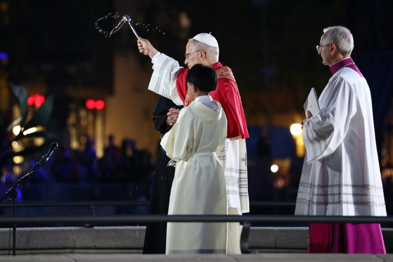 Le pape Léon XIV bénit la tour Jésus-Christ, la plus haute tour de la basilique de la Sagrada Familia, le 10 juin 2026 à Barcelone, en Espagne