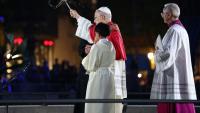 Le pape Léon XIV bénit la tour Jésus-Christ, la plus haute tour de la basilique de la Sagrada Familia, le 10 juin 2026 à Barcelone, en Espagne