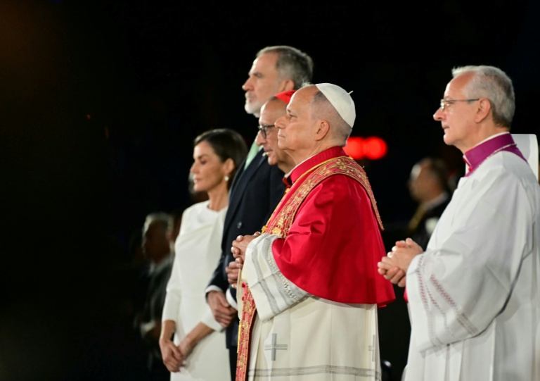 Le pape Léon XIV, le roi Felipe VI d'Espagne et la reine Letizia assistent à l'inauguration de la tour Jésus-Christ à Barcelone, le 10 juin 2026