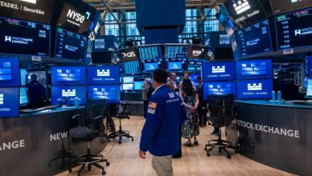 Traders sur le parquet du New York Stock Exchange (NYSE) le 11 juin 2026 à New York