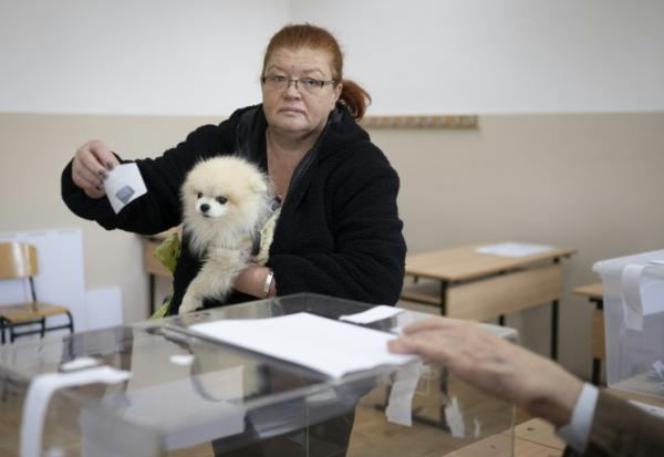 Une femme vote à la présidentielle bulgare, le 25 octobre 2026 à Sofia 