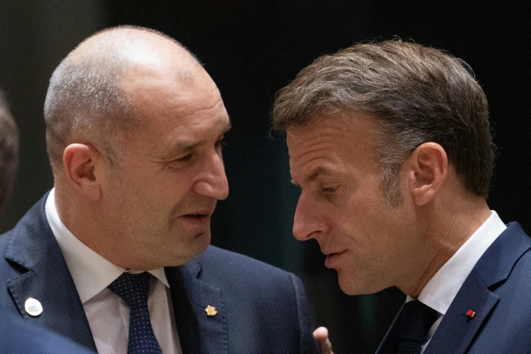 Le président français Emmanuel Macron (D) et le Premier ministre bulgare Roumen Radev, le 19 juin 2026 à Bruxelles