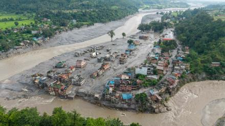 Vue aérienne de Devighat, après des inondations meurtrières le 27 août 2026 au nord de Katmandou au Népal, à la frontière avec le Tibet