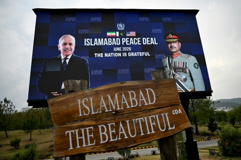 Un panneau dans une rue d'Islamabad célèbre l'accord irano-américain, le 17 juin 2026