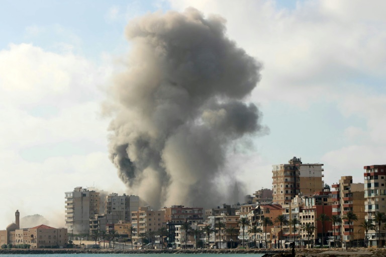 Fumée après une frappe israélienne sur la ville de Tyr, dans le sud du Liban, le 7 juin 2026