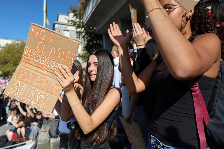 Un élève brandit une pancarte indiquant 