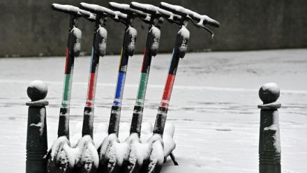 Des trottinettes électriques de l'opérateur Dott à Bruxelles le 8 février 2021