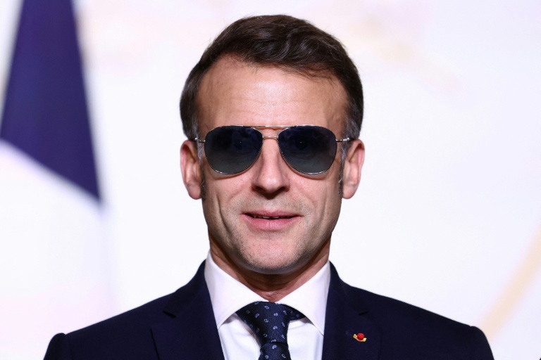 Le président de la République Emmanuel Macron portant des lunettes de soleil à Paris le 28 janvier 2026