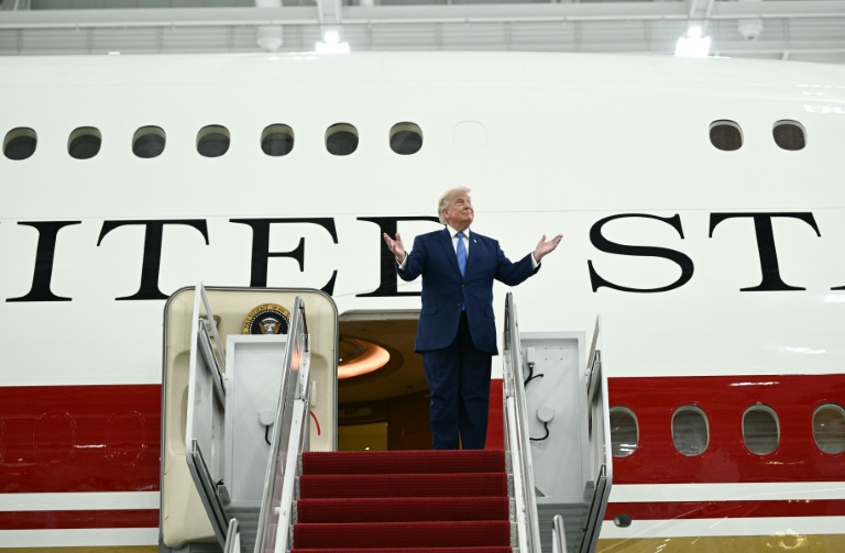 Le président américain Donald Trump sort du nouvel avion présidentiel Air Force One offert par le Qatar dans un hangar de la base aérienne Andrews, le 19 juin 2026 dans le Maryland