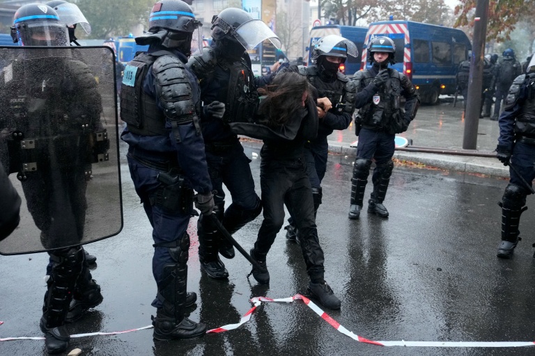 Un homme arrêté par la police à Paris lors de heurts ayant éclaté à la fin de la manifestation contre la vie chère le 24 octobre 2026