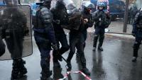 Un homme arrêté par la police à Paris lors de heurts ayant éclaté à la fin de la manifestation contre la vie chère le 24 octobre 2026