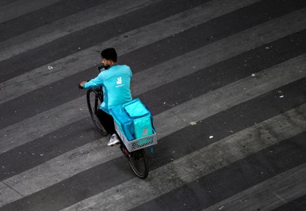 Un livreur Deliveroo à Paris le 23 juillet 2026