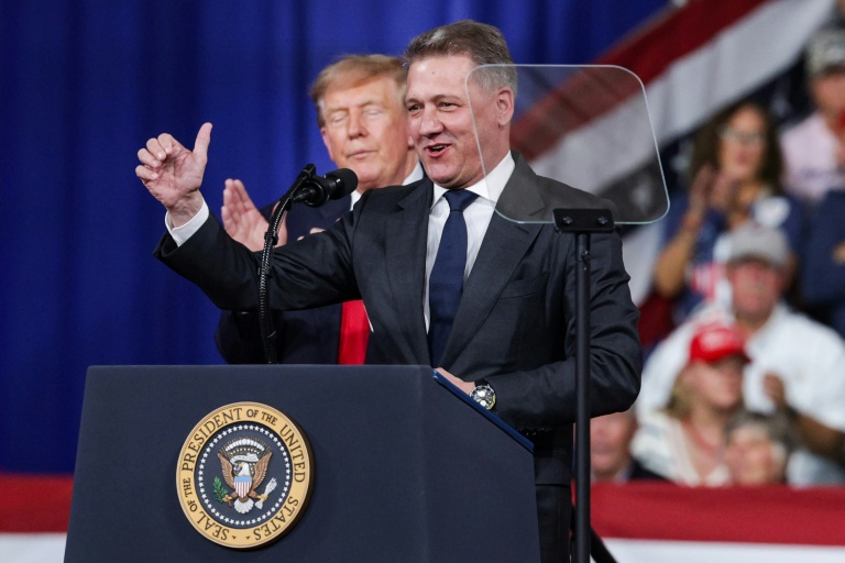 Gernot Döllner, patron d'Audi, aux côtés de Donald Trump lors d'un meeting électoral en Géorgie, le 24 octobre 2026