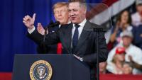 Gernot Döllner, patron d'Audi, aux côtés de Donald Trump lors d'un meeting électoral en Géorgie, le 24 octobre 2026