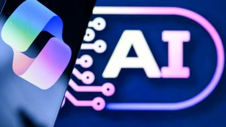 Microsoft a dévoilé mardi à San Francisco ses propres modèles d'intelligence artificielle de pointe, étape pour réduire sa dépendance au créateur de ChatGPT, ainsi que des prototypes d'appareils conçus pour faire tourner des agents IA plutôt que des applications