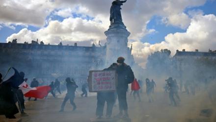 Des protestataires dans la fumée de gaz lacrymogènes lors d'une manifestation contre la vie chère place de la République à Paris, le 17 octobre 2026
