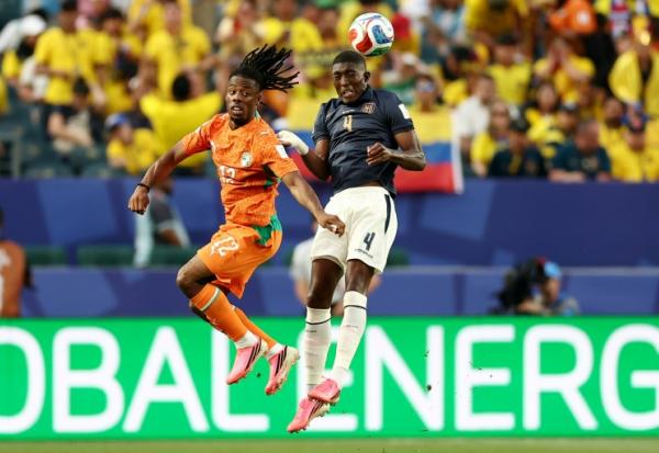 Elye Wahi (à gauche) à la lutte avec le défenseur équatorien Joel Ordonez lors de la victoire de la Côte d'Ivoire 1-0 le 14 juin 2026 à Philadelphie en phase de poule de la Coupe du monde. Interdit de visa par les autorités canadiennes, l'attaquant ivoirien ne pourra participer au deuxième match des Eléphants samedi à Toronto face à l'Allemagne
