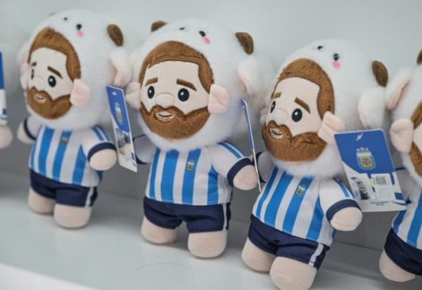 Des peluches à l'effigie du joueur argentin Lionel Messi, dans l'usine All Star Partner, à Yiwu, en Chine, où elles sont confectionnées, le 5 juin 2026