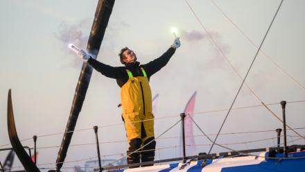 Charlie Dalin célèbre sa victoire dans le Vendée Globe aux Sables- d'Olonne le 14 janvier 2025.