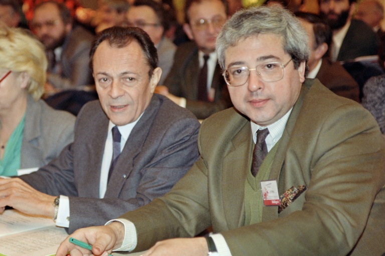 Michel Rocard (g) et Jean-Paul Huchon au Congrès extraordinaire du PS à La Défense, à l'ouest de Paris, le 14 décembre 1991