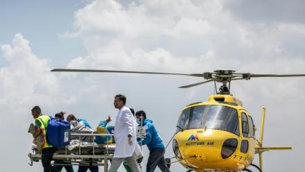 Les secouristes transfèrent Dawa Sherpa après son arrivée à Katmadou au Népal le 4 juin 2026