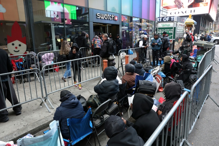 File d'attente devant la boutique Swatch de Times Square, à New York, le 15 mai 2026