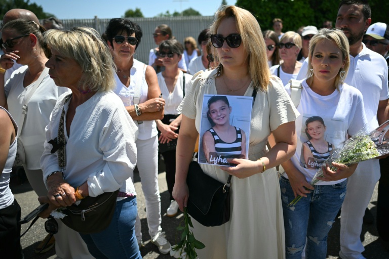 Dans le cortège de la marche blanche organisée le 7 juin 2026 à Fleurance, dans le Gers, pour rendre hommage à Lyhanna, 11 ans