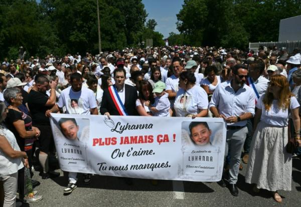 La tête du cortège qui a rendu hommage le 7 juin 2026 à Fleurance, dans le Gers, à Lyhanna, 11 ans, retrouvée morte trois jours auparavant