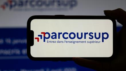 Après plus de deux mois et demi d'attente, l'heure du verdict approche: les premiers résultats de la plateforme d'inscription post-bac Parcoursup sont attendus mardi soir pour les lycéens et les étudiants en réorientation
