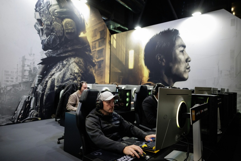 Des visiteurs jouent au jeu vidéo Call of Duty: Modern Warfare 4 lors de la soirée en avant-première de la Paris Games Week 2026, à Paris, le 21 octobre 2026