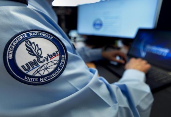Un gendarme de l'Unité Nationale Cyber (UNCyber) de la Gendarmerie Nationale, le 7 avril 2026 à Pontoise, dans le Val-d'Oise