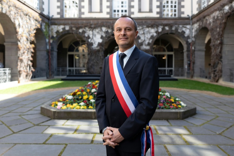 Le maire de Clermont-Ferrand, Julien Bony, ceint de son écharpe tricole, devant la mairie, le 27 mars 2026 dans le Puy-de-Dôme