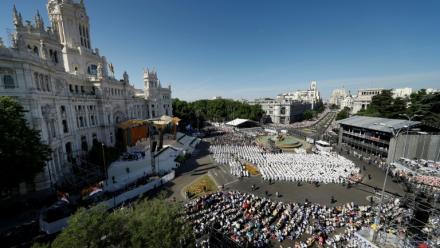 Vue aérienne de la place de Cibeles, dans le centre de Madrid, où le pape Léon XIV célèbre une gigantesque messe, le 7 juin 2026 
