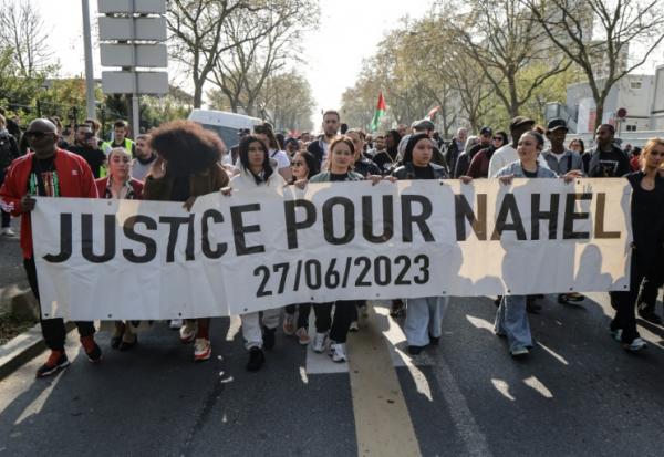 Des manifestants portent une banderole "Justice pour Nahel" le 21 mars 2026 à Nanterre, près de Paris