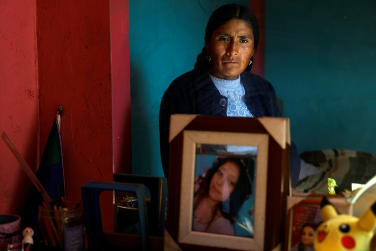 Dominga Hancco se reflète dans un miroir à côté d'un portrait de sa fille Jhamileth Aroquipa, tuée le 9 janvier 2023 lors des manifestations, à son domicile de Juliaca, au Pérou, le 30 mai 2026