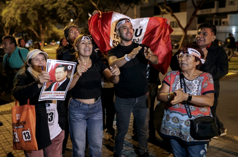 Des partisans de la candidate à la présidentielle péruvienne Keiko Fujimori, du parti Fuerza Popular, scandent des slogans au siège de sa campagne après l’annonce des premiers résultats du second tour de l’élection présidentielle, à Lima, le 7 juin 2026