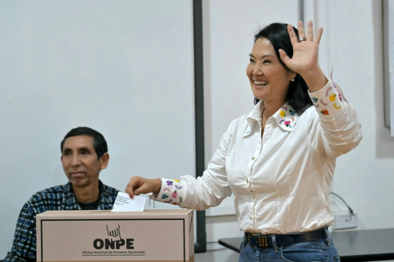 La candidate à la présidence du Pérou Keiko Fujimori, vote dans un bureau de vote lors du second tour de l'élection présidentielle à Lima, le 7 juin 2026