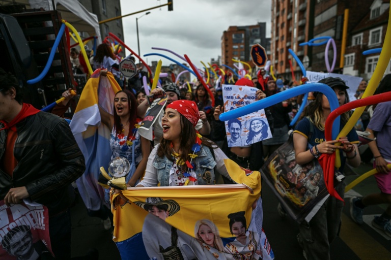 Des fans de K-pop participent à un rassemblement en soutien au candidat à la présidence de la Colombie, Ivan Cepeda, à Bogota, le 15 juin 2026