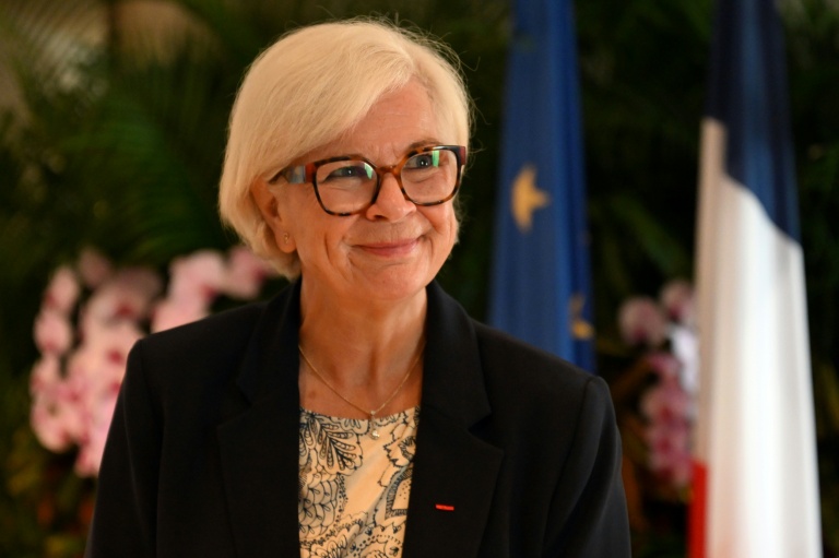 La ministre française des Armées, Catherine Vautrin, accorde une interview à l'AFP lors du 23e sommet du Dialogue de Shangri-La, à Singapour, le 30 mai 2026