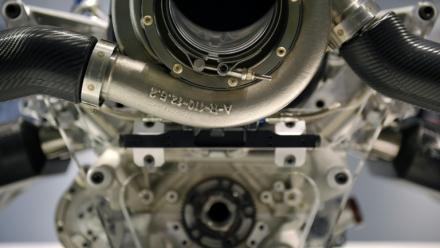 Photo d'archives d'un moteur de Formule 1 fabriqué par l'usine Renault Alpine de Viry Chatillon, le 18 décembre 2014

