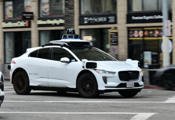 Un robotaxi sans chauffeur Waymo, sur  Hollywood Boulevard, à Los Angeles (Californie), le 13 mai 2026 