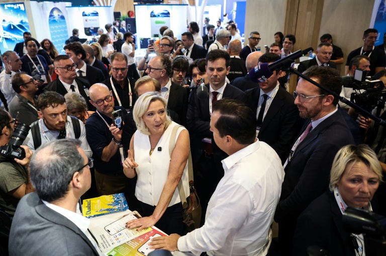 Marine Le Pen, présidente du groupe parlementaire Rassemblement National (RN), visite le salon VivaTech, au parc des expositions Paris Expo Porte de Versailles, le 19 juin 2026 à Paris