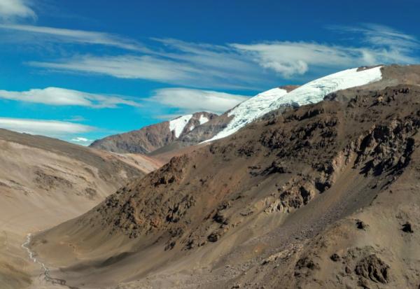 Vue aérienne de glaciers dans les Andes, près d'Iglesia, dans la province de San Juan en Argentine, le 23 avril 2026