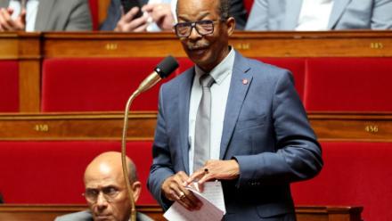 Élie Califer, le député à l'origine de la proposition de loi visant à reconnaître la "part de responsabilité" de l'État dans le scandale du chlordécone aux Antilles, à l'Assemblée nationale à Paris le 28 mai 2026